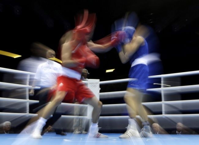 Na boxe v Indonézii sa hádzalo stoličkami, ušliapali ľudí