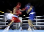 Na boxe v Indonézii sa hádzalo stoličkami, ušliapali ľudí