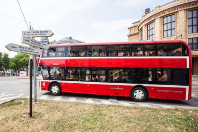 Bratislava má novú atrakciu, poschodový autobus