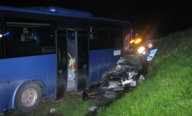 Pri nočnej zrážke BMW s autobusom zomreli traja ľudia