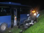 Pri nočnej zrážke BMW s autobusom zomreli traja ľudia