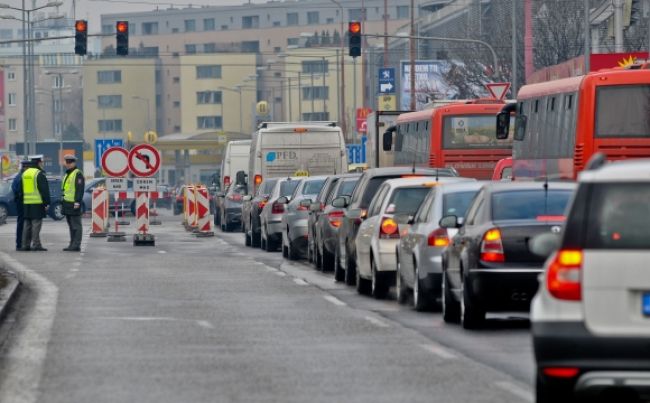 Vodiči pozor, Slovensko čakajú niekoľkohodinové kolóny