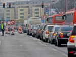 Vodiči pozor, Slovensko čakajú niekoľkohodinové kolóny