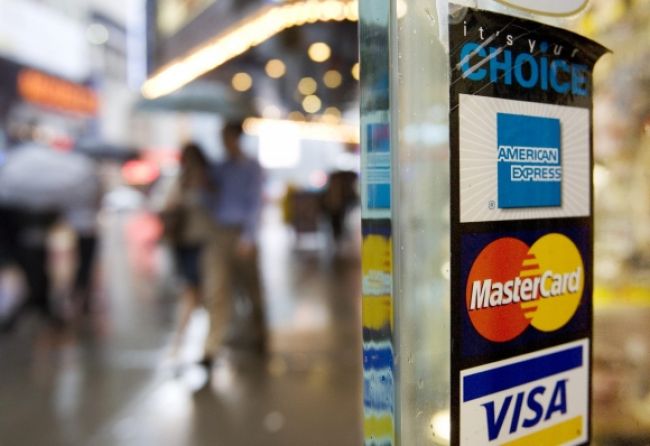 Brusel zvažuje obmedzenie poplatkov za platby kartou