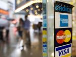 Brusel zvažuje obmedzenie poplatkov za platby kartou