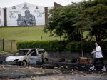 Oranžisti v Belfaste útočili na policajtov, pálili autá