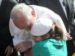 Pápež František bude brázdiť drsným Riom bez papamobilu
