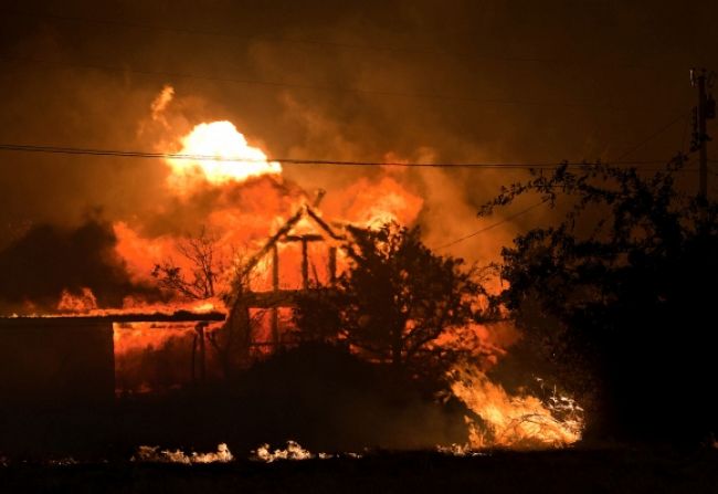 Rodinný dom zachvátil požiar, strecha zhorela do tla
