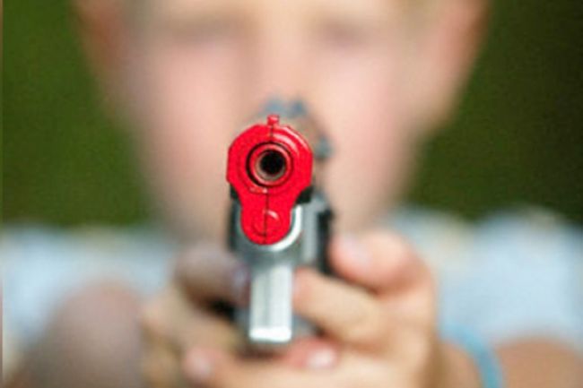 Mladík sa vyhrážal zbraňou žene s deťmi, žiadal peniaze