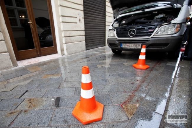 Chodec preliezol zábradlie pri ceste, zrazilo ho auto