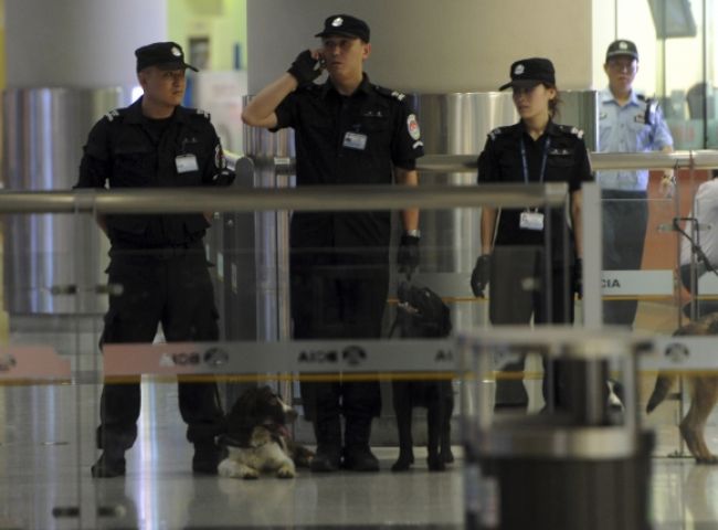 Číňan na invalidnom vozíku odpálil bombu na letisku