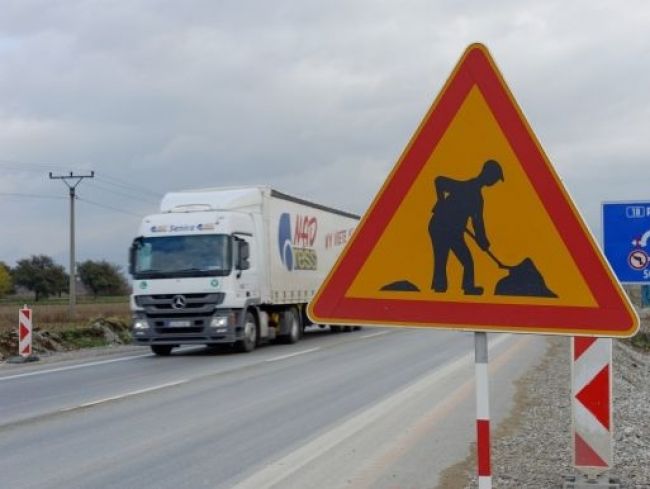 Tender na stavbu cesty stopli tri týždne po jeho začiatku