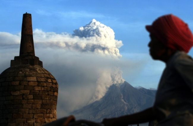 V Indonézii ožíva sopka, okolie pohltil tmavý dážď