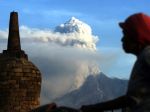 V Indonézii ožíva sopka, okolie pohltil tmavý dážď