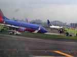 Video: Lietadlu odtrhlo podvozok, pristálo nosom v zemi