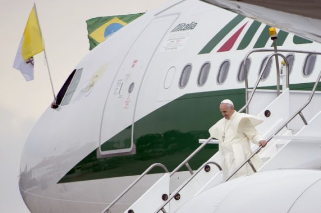 Pápežovi hrozil atentát, v Riu zúria divoké protesty