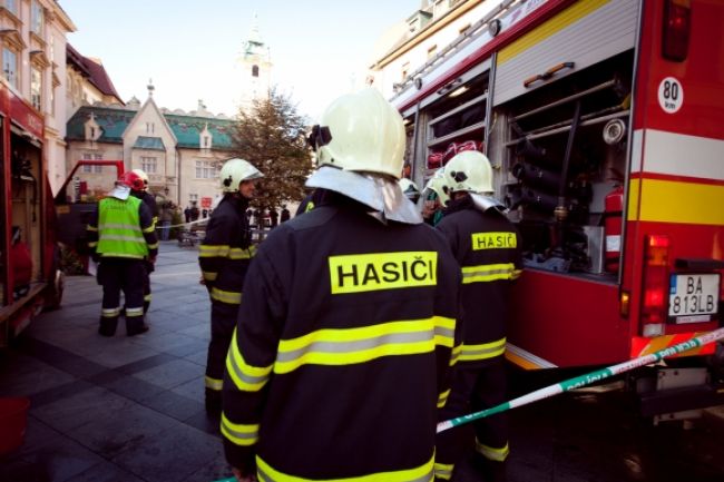 V bratislavskej banke rozbalili balík s bielym práškom