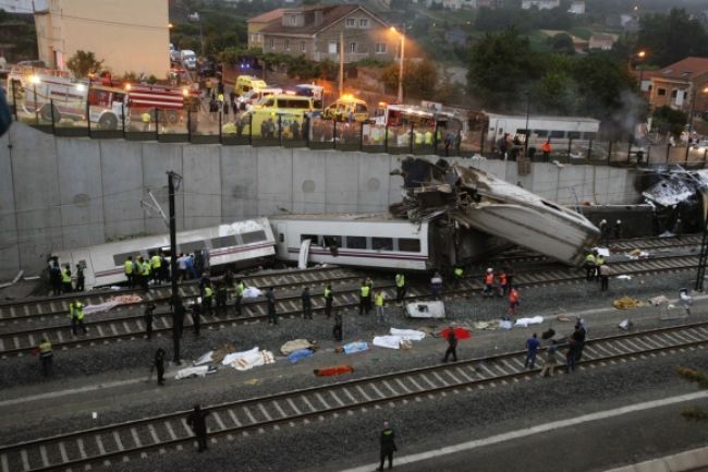 V Španielsku sa vykoľajil vlak, desiatky ľudí neprežili