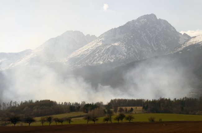 Hasiči likvidovali požiar v Tatrách, horelo nad Smokovcami