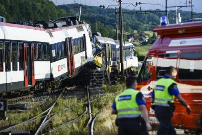 Vo Švajčiarsku sa čelne zrazili dve vlakové súpravy