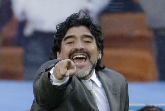 Diego Maradona vyvádzal, kopol fotografa do rozkroku