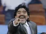 Diego Maradona vyvádzal, kopol fotografa do rozkroku