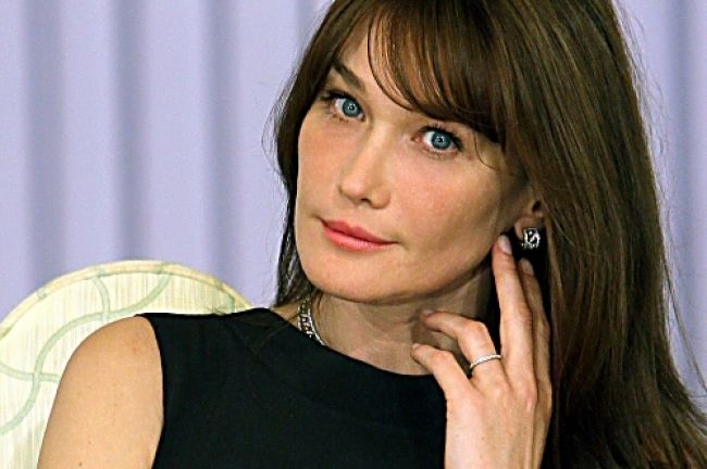 Carla Bruni zaplatila svoju webstránku z francúzskej kasy