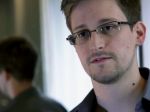 Snowden je stále na letisku v Moskve, navštívi ho tam otec
