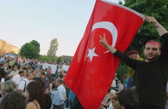 V Turecku sa opäť demoštrovalo, polícia použila vodné delo