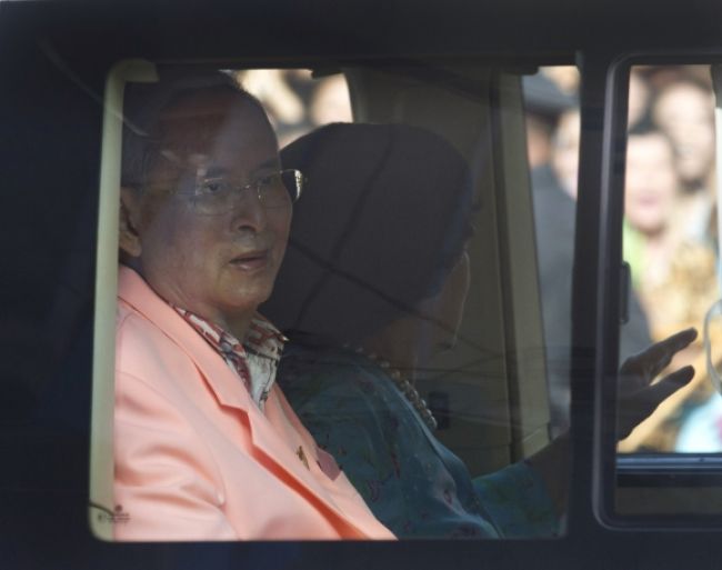 Thajský kráľ opustil nemocnicu po štyroch rokoch