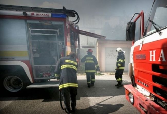 Hasiči likvidovali požiar strechy a povaly