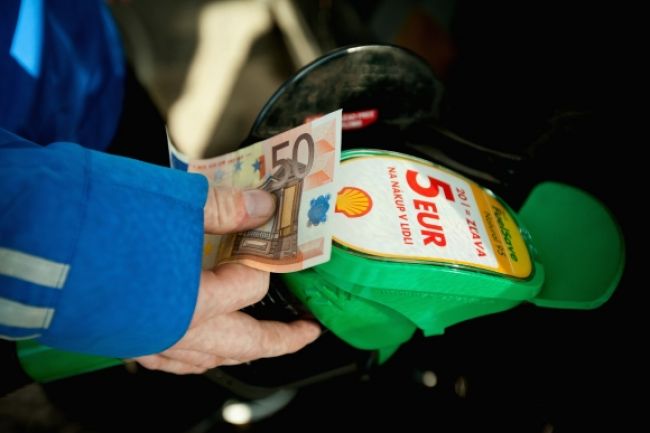 Rumuni tankujú benzín lacnejší o 20 centov ako Slováci
