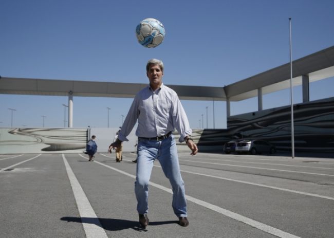 John Kerry vyvolal špekulácie, na letisku hral futbal