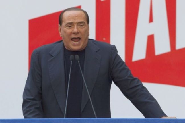 Som nevinný, povedal Berlusconi davu svojich priaznivcov