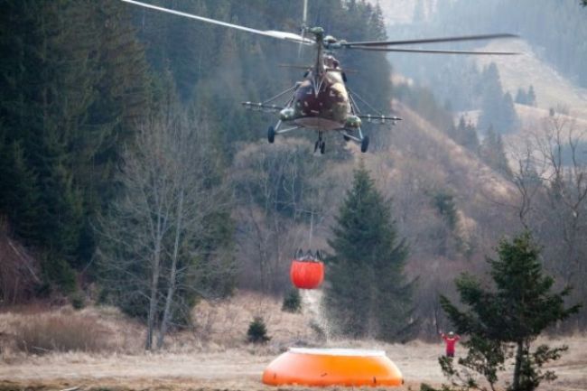 Vojenský vrtuľník pomáhal hasiť požiar vo Veľkej Fatre