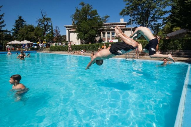 Kúpaliská praskali vo švíkoch, čakajú rekordnú návštevnosť