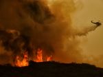 Grécko bojuje s ničivým požiarom, oheň pohltil domy aj lesy