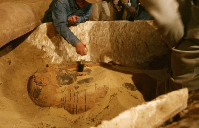 Chlapec objavil u babky na povale sarkofág s múmiou