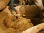 Chlapec objavil u babky na povale sarkofág s múmiou