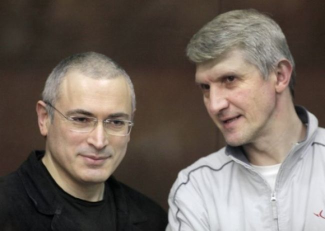 Chodorkovskému a Lebedevovi skrátili trest o dva mesiace