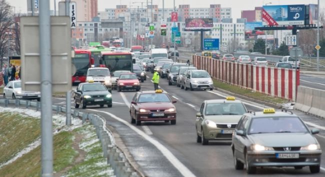 Každý štvrtý Bratislavčan jazdí denne autom