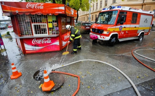 Búrka narobila v noci problémy, hasiči pomáhali do rána