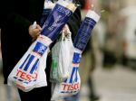 Tesco a Next vraj znevýhodňujú britských zamestnancov