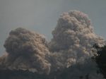 Pred aktívnou sopkou v Indonézii evakuovali stovky ľudí
