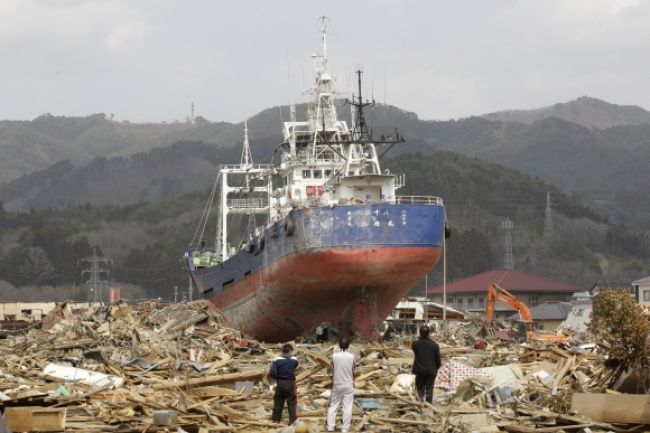 Odstránia rybársku loď na súši, symbol tsunami