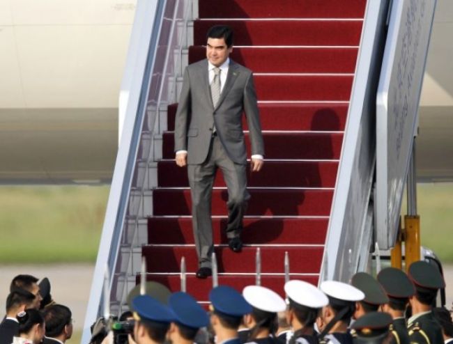 Turkménsky prezident dal postaviť obrovskú sochu svojho otca
