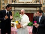 Pápež prijal futbalistov, Messi mu dal olivovník
