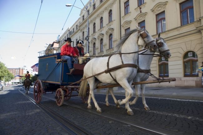 V Bratislave prepravovali poštu dostavníkom