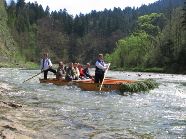 Na rieke Dunajec sa v silnom prúde prevrátil čln