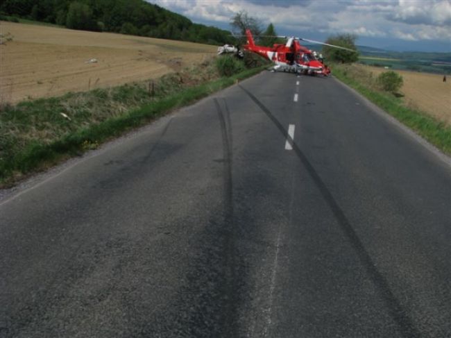 Po čelnej zrážke zomreli dvaja ľudia, zasahoval aj vrtuľník